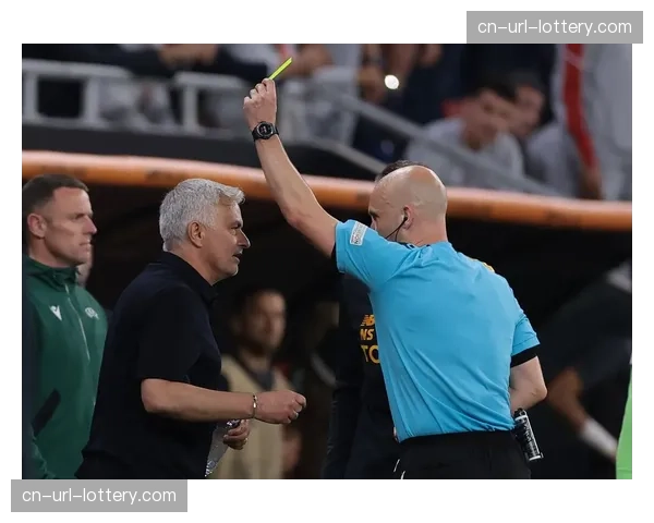 争议瞬间:恩波利球员投诉对方禁区内手球,裁判未予判罚 争议瞬间:恩波利球员投诉对方禁区内手球,裁判未予判罚