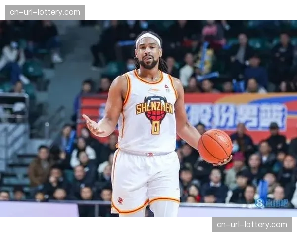 【2026年4月CBA联赛低位防守体系趋势分析·人物·特写聚焦：外援萨林杰在更衣室向国内队友讲解欧洲联赛的低位防守习惯